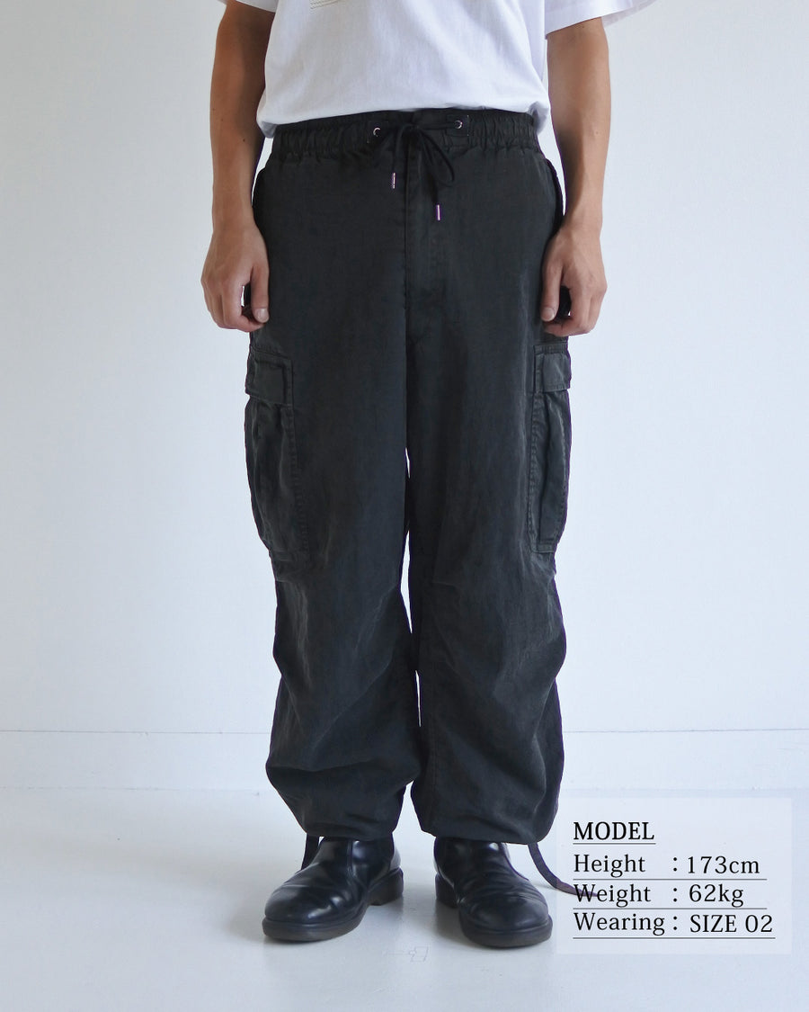 U.S. ARMYのM-51フィールドパンツをベースに再構築した一本。主要なディテールは忠実に再現しつつ、特殊な製品染め加工を施すことで、ヴィンテージとは異なる独自の風合いに仕上げています。生地には中肉クラスのナイロンツイルを使用。程よい肉感があり、幅広いシーズンで着用可能です。製品染め後に薬品で色を落とす特殊加工により、奥行きのある表情を生み出しています。Reimagined based on the U.S. ARMY M-51 Field Pants.
While faithfully retaining the original key details, a special garment-dyeing process gives the piece a distinctive character that differs from authentic vintage examples.