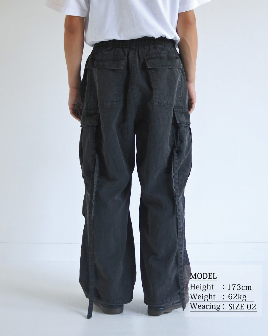 U.S. ARMYのM-51フィールドパンツをベースに再構築した一本。主要なディテールは忠実に再現しつつ、特殊な製品染め加工を施すことで、ヴィンテージとは異なる独自の風合いに仕上げています。生地には中肉クラスのナイロンツイルを使用。程よい肉感があり、幅広いシーズンで着用可能です。製品染め後に薬品で色を落とす特殊加工により、奥行きのある表情を生み出しています。Reimagined based on the U.S. ARMY M-51 Field Pants.
While faithfully retaining the original key details, a special garment-dyeing process gives the piece a distinctive character that differs from authentic vintage examples.