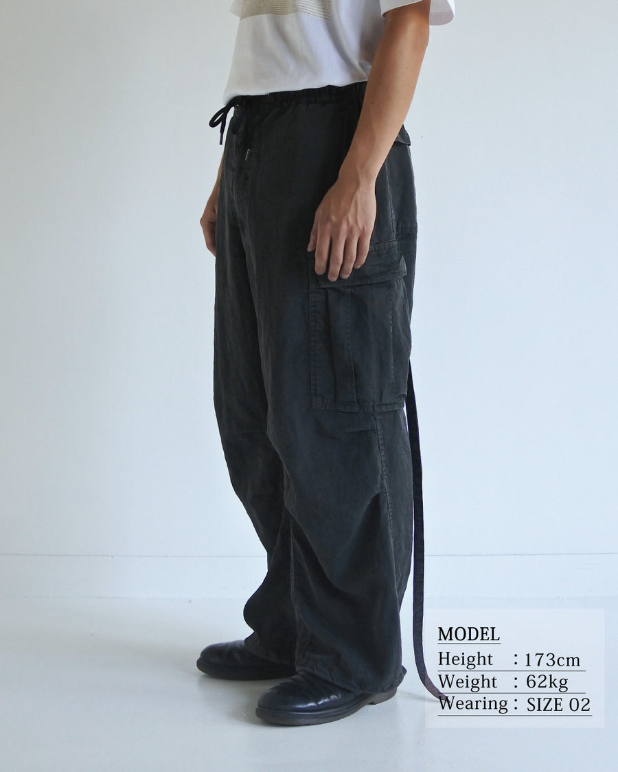 U.S. ARMYのM-51フィールドパンツをベースに再構築した一本。主要なディテールは忠実に再現しつつ、特殊な製品染め加工を施すことで、ヴィンテージとは異なる独自の風合いに仕上げています。生地には中肉クラスのナイロンツイルを使用。程よい肉感があり、幅広いシーズンで着用可能です。製品染め後に薬品で色を落とす特殊加工により、奥行きのある表情を生み出しています。Reimagined based on the U.S. ARMY M-51 Field Pants.
While faithfully retaining the original key details, a special garment-dyeing process gives the piece a distinctive character that differs from authentic vintage examples.