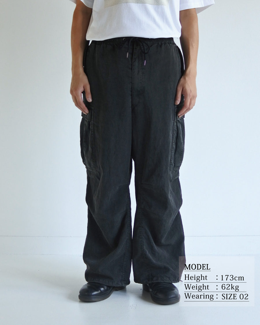 U.S. ARMYのM-51フィールドパンツをベースに再構築した一本。主要なディテールは忠実に再現しつつ、特殊な製品染め加工を施すことで、ヴィンテージとは異なる独自の風合いに仕上げています。生地には中肉クラスのナイロンツイルを使用。程よい肉感があり、幅広いシーズンで着用可能です。製品染め後に薬品で色を落とす特殊加工により、奥行きのある表情を生み出しています。Reimagined based on the U.S. ARMY M-51 Field Pants.
While faithfully retaining the original key details, a special garment-dyeing process gives the piece a distinctive character that differs from authentic vintage examples.