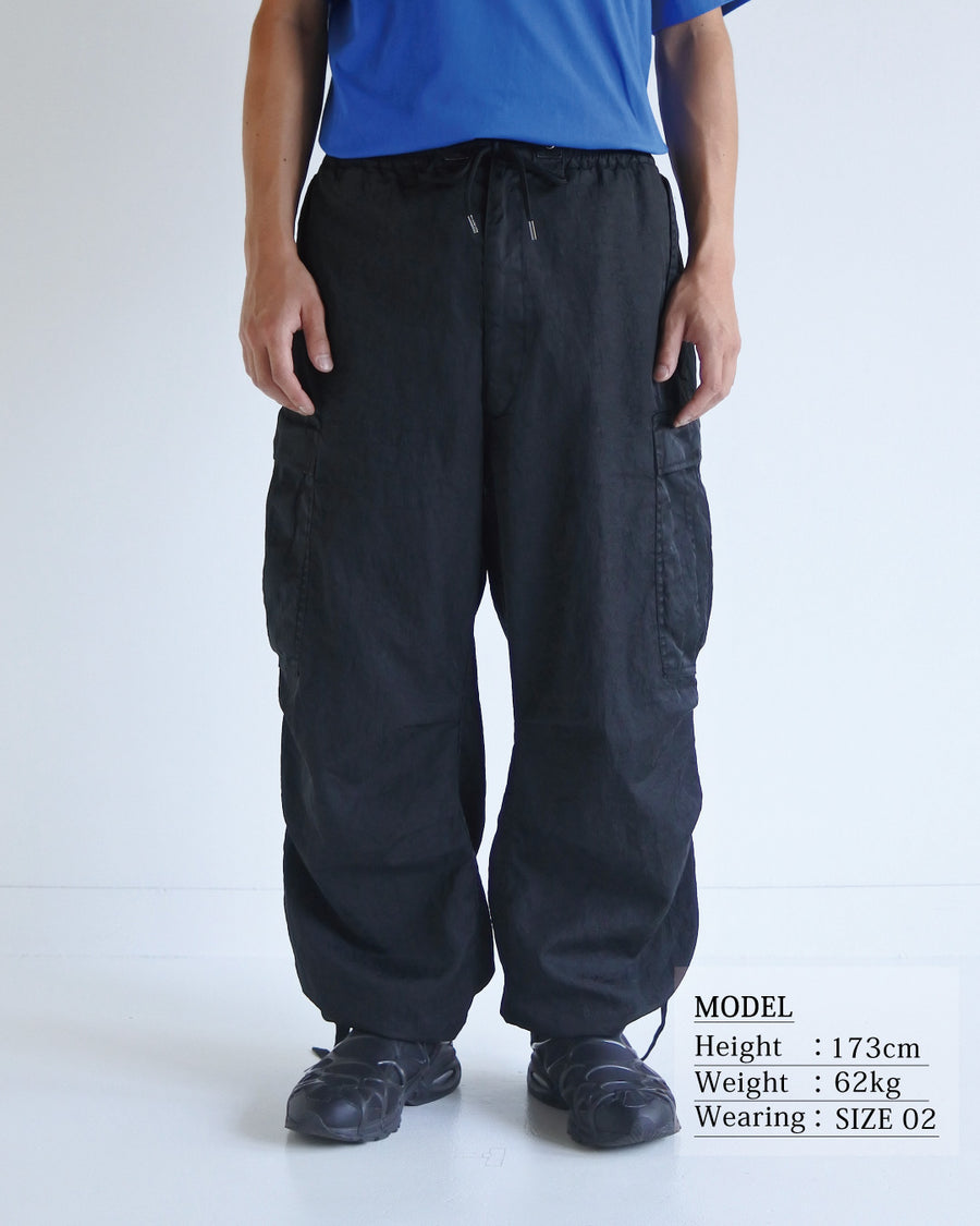 U.S. ARMYのM-51フィールドパンツをベースに再構築した一本。主要なディテールは忠実に再現しつつ、特殊な製品染め加工を施すことで、ヴィンテージとは異なる独自の風合いに仕上げています。生地には中肉クラスのナイロンツイルを使用。程よい肉感があり、幅広いシーズンで着用可能です。製品染め後に薬品で色を落とす特殊加工により、奥行きのある表情を生み出しています。Reimagined based on the U.S. ARMY M-51 Field Pants.
While faithfully retaining the original key details, a special garment-dyeing process gives the piece a distinctive character that differs from authentic vintage examples.