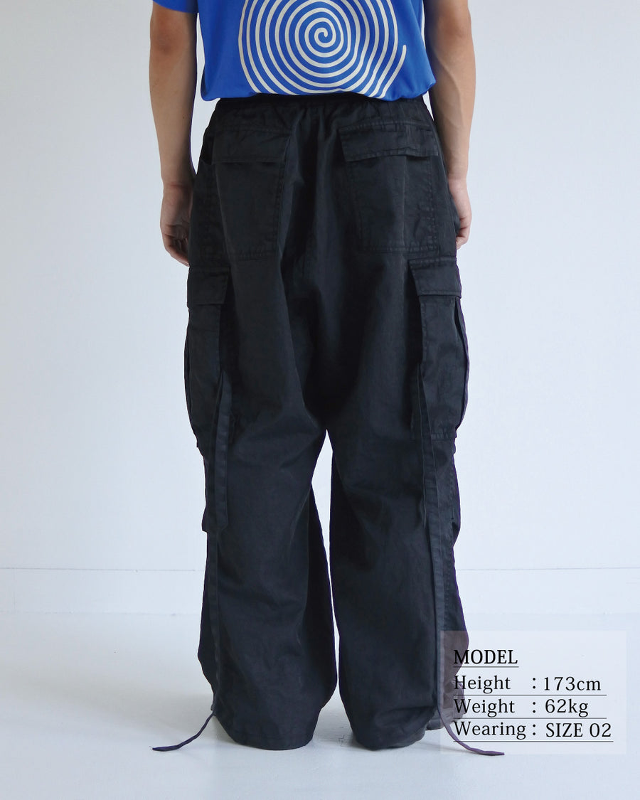 U.S. ARMYのM-51フィールドパンツをベースに再構築した一本。主要なディテールは忠実に再現しつつ、特殊な製品染め加工を施すことで、ヴィンテージとは異なる独自の風合いに仕上げています。生地には中肉クラスのナイロンツイルを使用。程よい肉感があり、幅広いシーズンで着用可能です。製品染め後に薬品で色を落とす特殊加工により、奥行きのある表情を生み出しています。Reimagined based on the U.S. ARMY M-51 Field Pants.
While faithfully retaining the original key details, a special garment-dyeing process gives the piece a distinctive character that differs from authentic vintage examples.