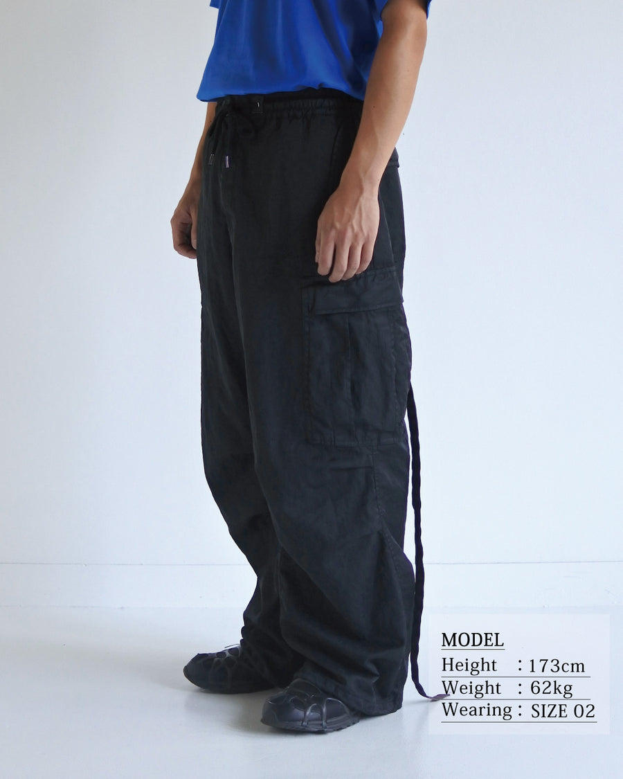 U.S. ARMYのM-51フィールドパンツをベースに再構築した一本。主要なディテールは忠実に再現しつつ、特殊な製品染め加工を施すことで、ヴィンテージとは異なる独自の風合いに仕上げています。生地には中肉クラスのナイロンツイルを使用。程よい肉感があり、幅広いシーズンで着用可能です。製品染め後に薬品で色を落とす特殊加工により、奥行きのある表情を生み出しています。Reimagined based on the U.S. ARMY M-51 Field Pants.
While faithfully retaining the original key details, a special garment-dyeing process gives the piece a distinctive character that differs from authentic vintage examples.