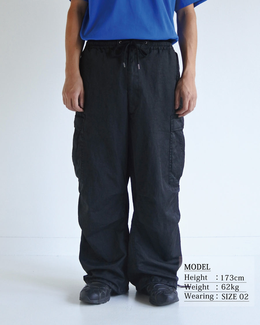 U.S. ARMYのM-51フィールドパンツをベースに再構築した一本。主要なディテールは忠実に再現しつつ、特殊な製品染め加工を施すことで、ヴィンテージとは異なる独自の風合いに仕上げています。生地には中肉クラスのナイロンツイルを使用。程よい肉感があり、幅広いシーズンで着用可能です。製品染め後に薬品で色を落とす特殊加工により、奥行きのある表情を生み出しています。Reimagined based on the U.S. ARMY M-51 Field Pants.
While faithfully retaining the original key details, a special garment-dyeing process gives the piece a distinctive character that differs from authentic vintage examples.