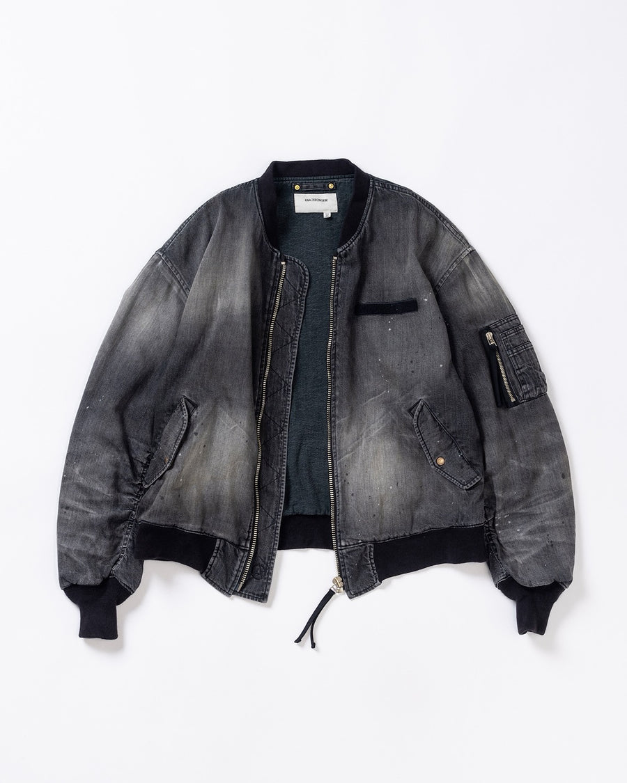 【 商品名：エイジングデュアルデニムMA-1 】

本製品は、ブランドのメイン素材であるデニムを使用し、ディティールを忠実に再現しながらシルエットを整えたブラックカラーのMA-1ジャケットです。中綿は入っていませんが、ライトオンスデニムを採用し、二重縫製によって柔らかく程よい肉感のある着心地に仕上げています。生地にはムラ糸を使用した8ozデニムを採用しており、シャープなムラ形状と粗野な風合いがより一層ヴィンテージ感を引き立てます。さらに加工には、全体にリアルなアタリ感を与えるエイジング加工を施し、深みのある表情を持たせています。