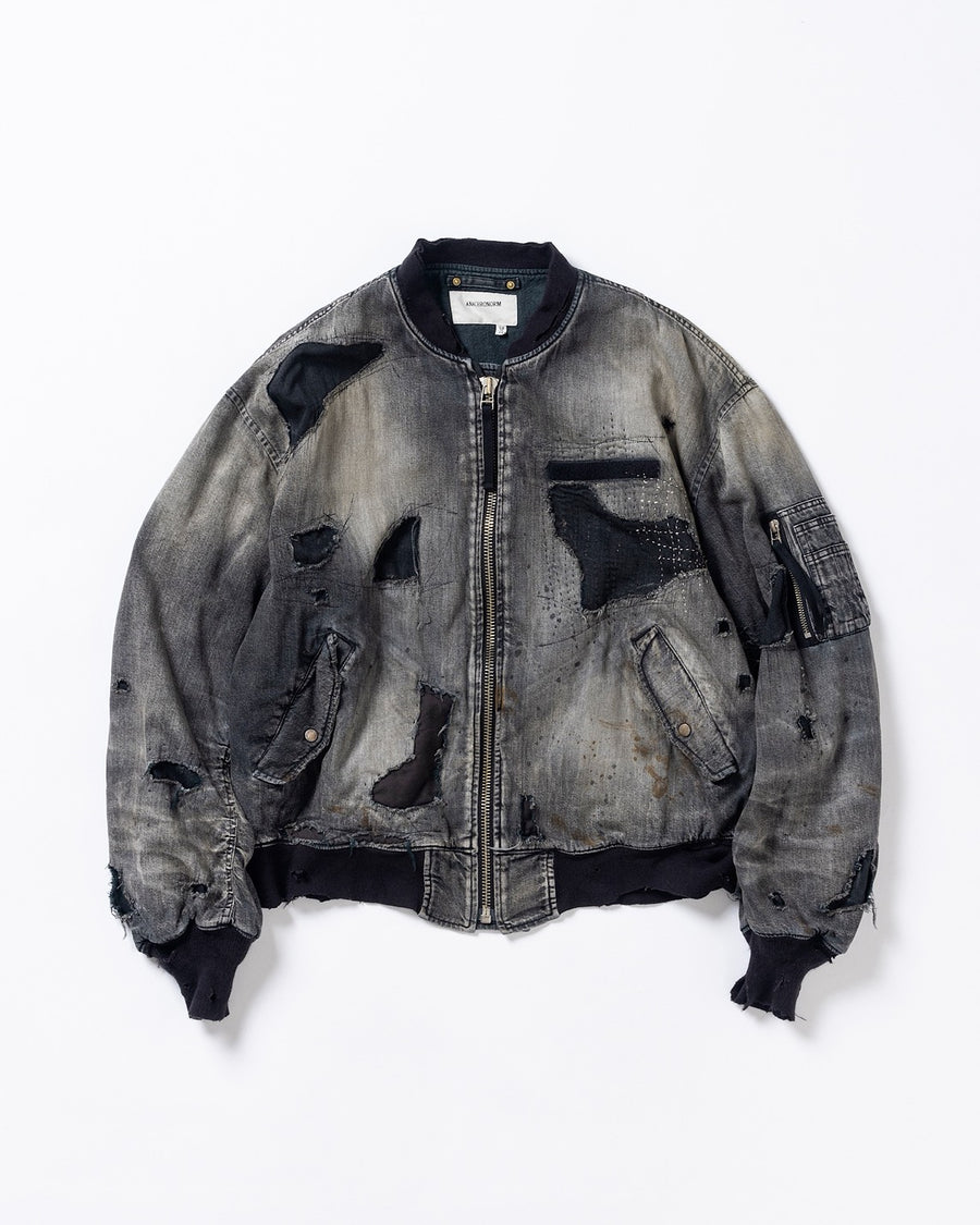 ブランドを象徴するデニムで構築した、MA-1ベースのリメイクジャケット。ライトオンスデニムを二重縫製することで、柔らかさと程よい肉感を実現しています。8ozムラ糸デニムがもつ粗野な表情が、強いヴィンテージ感を演出。全体にエイジングを施したうえで、ハードダメージ加工で仕上げた一着。さらに手作業による多様なステッチ補修を重ね、唯一無二の表情に仕上げています。Crafted from the brand’s signature denim, this MA-1–inspired jacket features a refined and faithful silhouette.Lightweight denim with double stitching creates a soft feel and balanced structure.The 8oz slub denim offers a rugged character that enhances its vintage appeal.An overall aging treatment is followed by a hard damage finis
