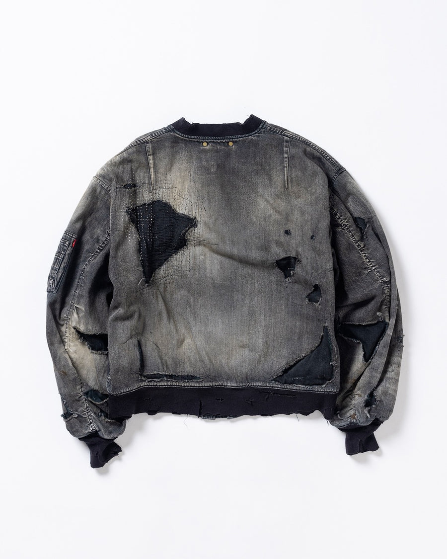 ブランドを象徴するデニムで構築した、MA-1ベースのリメイクジャケット。ライトオンスデニムを二重縫製することで、柔らかさと程よい肉感を実現しています。8ozムラ糸デニムがもつ粗野な表情が、強いヴィンテージ感を演出。全体にエイジングを施したうえで、ハードダメージ加工で仕上げた一着。さらに手作業による多様なステッチ補修を重ね、唯一無二の表情に仕上げています。Crafted from the brand’s signature denim, this MA-1–inspired jacket features a refined and faithful silhouette.Lightweight denim with double stitching creates a soft feel and balanced structure.The 8oz slub denim offers a rugged character that enhances its vintage appeal.An overall aging treatment is followed by a hard damage finis
