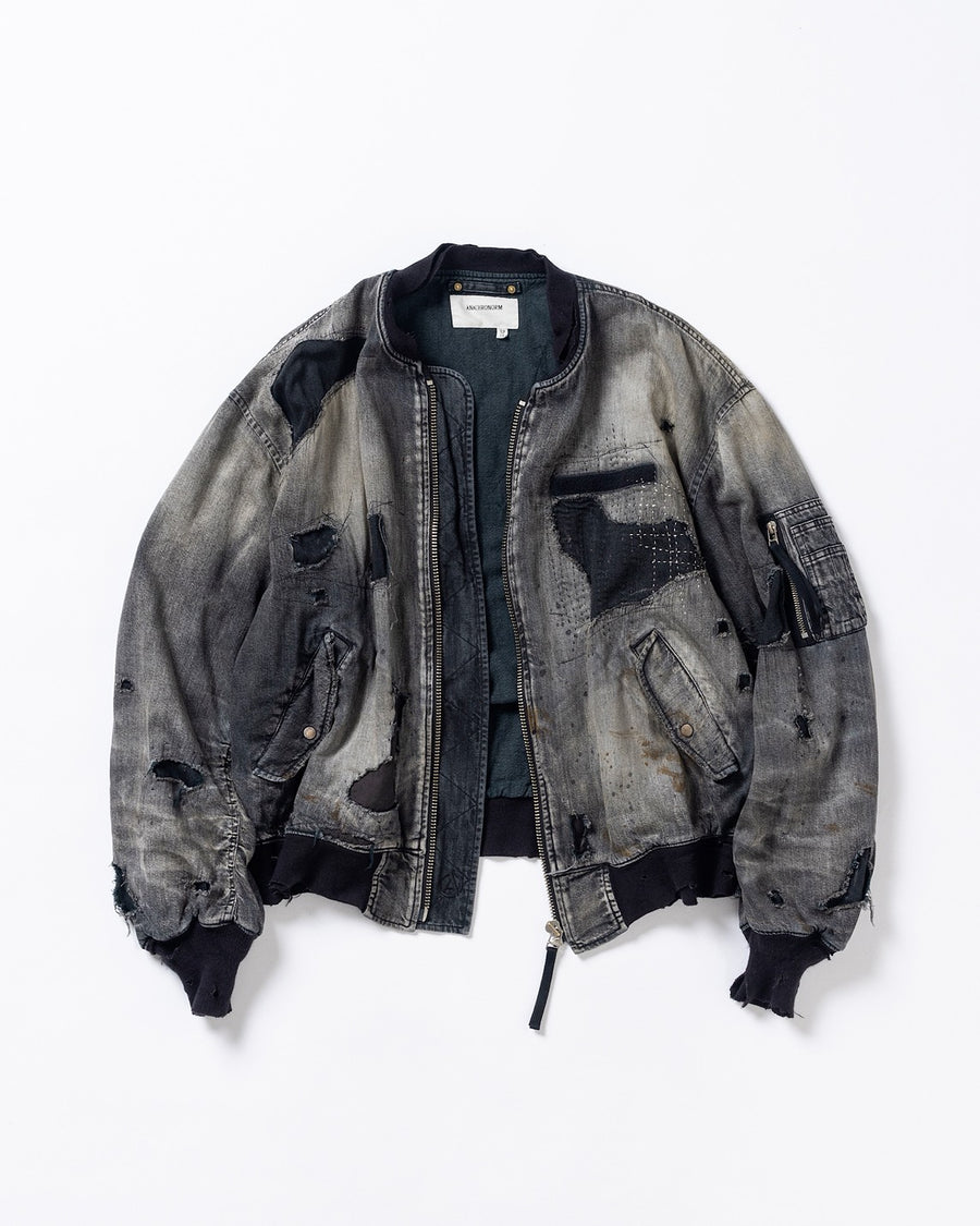 ブランドを象徴するデニムで構築した、MA-1ベースのリメイクジャケット。ライトオンスデニムを二重縫製することで、柔らかさと程よい肉感を実現しています。8ozムラ糸デニムがもつ粗野な表情が、強いヴィンテージ感を演出。全体にエイジングを施したうえで、ハードダメージ加工で仕上げた一着。さらに手作業による多様なステッチ補修を重ね、唯一無二の表情に仕上げています。Crafted from the brand’s signature denim, this MA-1–inspired jacket features a refined and faithful silhouette.Lightweight denim with double stitching creates a soft feel and balanced structure.The 8oz slub denim offers a rugged character that enhances its vintage appeal.An overall aging treatment is followed by a hard damage finis
