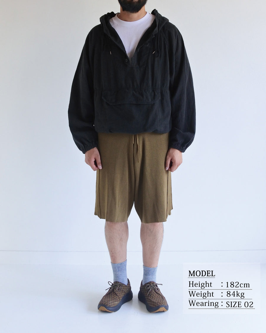 フード口のボタンの開閉により、首周りのニュアンスを自在に調整できる一着。素材には、麻カスや節を活かしたネップ糸を織り交ぜたコットンリネンチェックを採用しました。ドライタッチな生地にワンウォッシュを施すことで、麻特有のハリ感を残しつつ、肌馴染みの良い柔らかな風合いと豊かな表情を引き出しています。

This piece features adjustable hood buttons to alternate between a clean look and a relaxed neckline. Crafted from a cotton-linen check weave with rustic nep yarns, it highlights the natural texture of the fibers. The BLACK fabric is one-washed to balance a crisp, dry touch with a soft, broken-in feel, creating a sophisticated yet comfortable aesthetic.