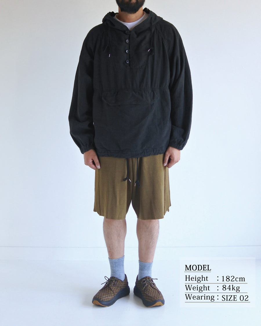 フード口のボタンの開閉により、首周りのニュアンスを自在に調整できる一着。素材には、麻カスや節を活かしたネップ糸を織り交ぜたコットンリネンチェックを採用しました。ドライタッチな生地にワンウォッシュを施すことで、麻特有のハリ感を残しつつ、肌馴染みの良い柔らかな風合いと豊かな表情を引き出しています。

This piece features adjustable hood buttons to alternate between a clean look and a relaxed neckline. Crafted from a cotton-linen check weave with rustic nep yarns, it highlights the natural texture of the fibers. The BLACK fabric is one-washed to balance a crisp, dry touch with a soft, broken-in feel, creating a sophisticated yet comfortable aesthetic.