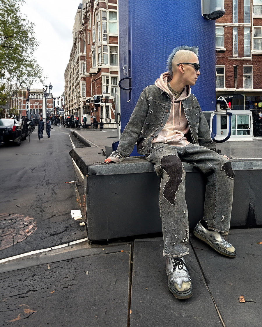 70502XX 1stタイプをベースにシルエットとディテールをリファインしたベーシックなブラックデニムジャケット。
13.5ozブラックデニムはタテヨコに空紡糸を使用し、シボ感とともに色落ちや経年変化を楽しめる風合いが特徴です。