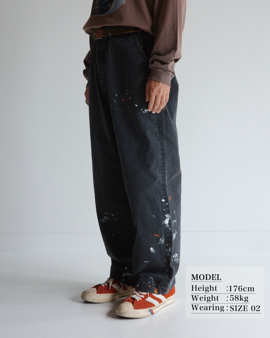 ANACHRONORM × SOULGOODS 第2弾コラボ。U.S. ARMYチノをベースにワイドシルエットへ再構築。硫化染めコットン100%、職人ハンドペイント、自然な退色加工。経年変化を楽しむ日本製ペイントチノトラウザー。