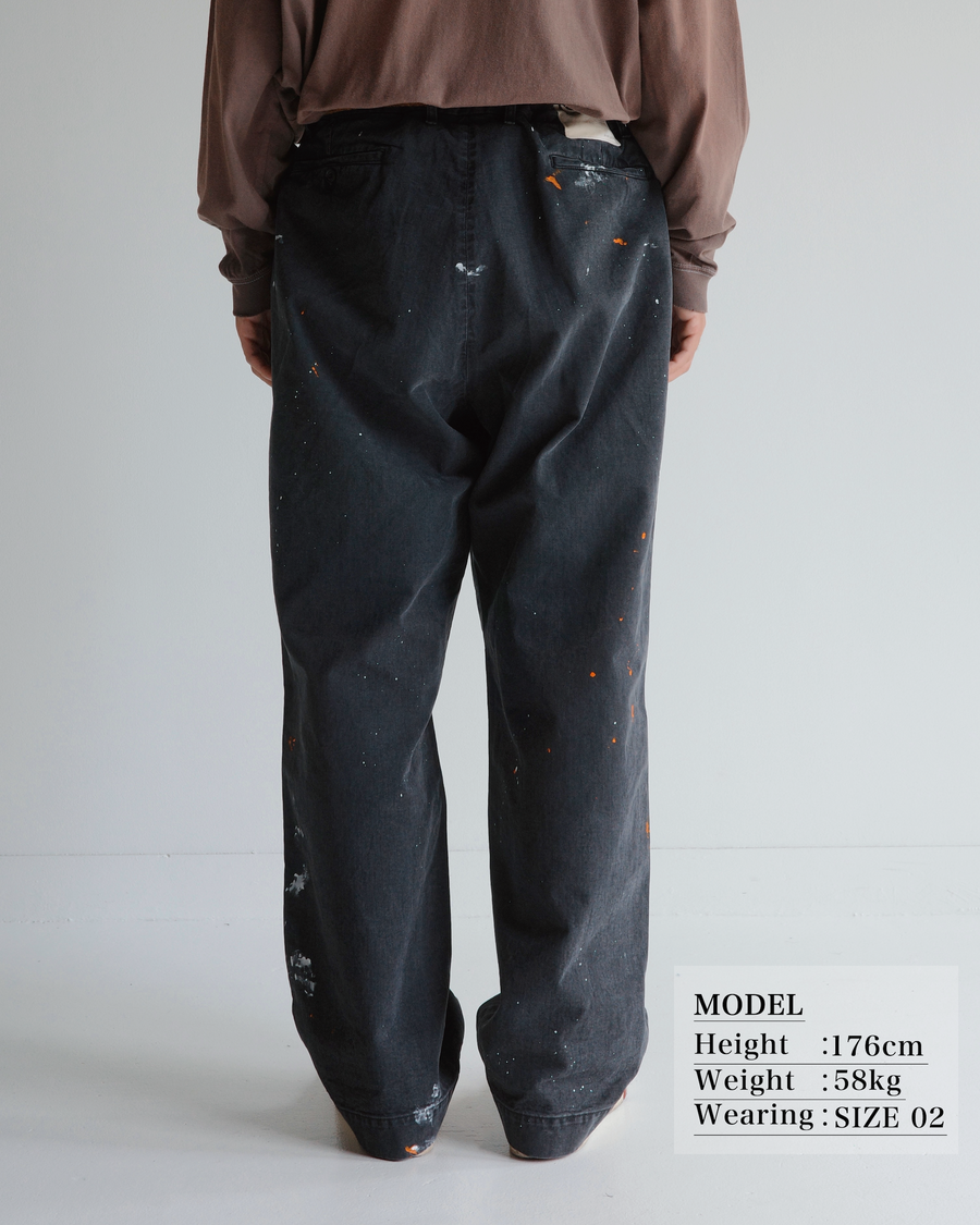 ANACHRONORM × SOULGOODS 第2弾コラボ。U.S. ARMYチノをベースにワイドシルエットへ再構築。硫化染めコットン100%、職人ハンドペイント、自然な退色加工。経年変化を楽しむ日本製ペイントチノトラウザー。