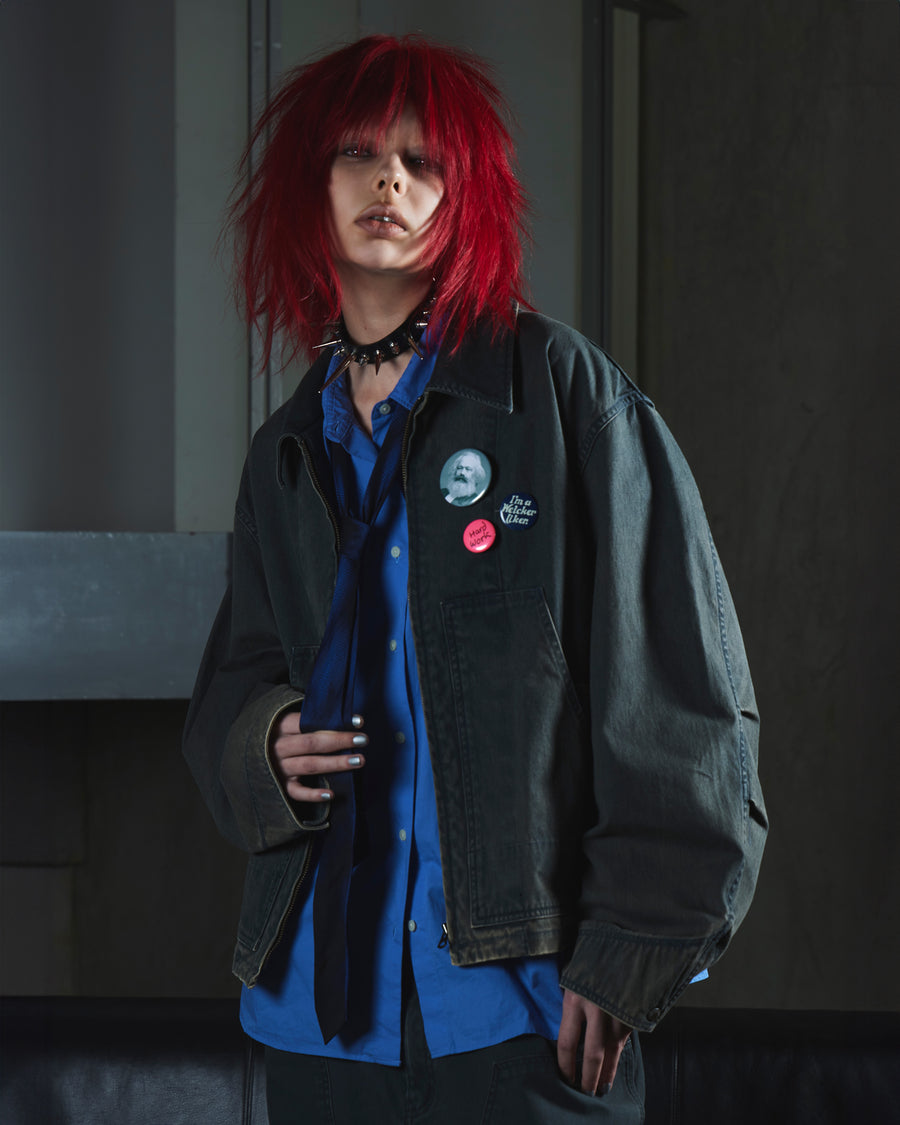 【 商品名：デトロイトダックジャケット 】

本製品は、ゆとりのある身幅とややクロップド丈のシルエットにより、インナーアイテムとのレイヤードを楽しめるようサイズ設計されたブラックカラーのジャケットです。生地には頒布の中でも最も薄手の11号帆布生地を使用しており、強度・耐久性に優れるとともに、着用を重ねるごとにアタリなどの経年変化を味わえる素材が特徴です。また、水や薬品の使用量を抑えながら生地の凹凸部分のアタリを強調し、同時に自然な脱色感を与える特殊エイジング加工を施しています。なお、タンブラー乾燥を行っているため、寸法に多少の誤差が生じる場合がございます。